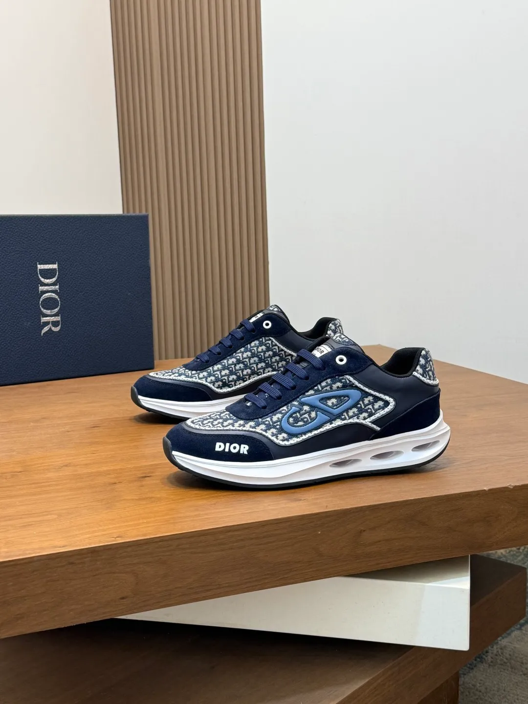 💰800 Dior's latest men's fashion sneakers. This item draws inspiration from retro jogging shoes. Featuring a thick, low-top design, it features a mesh fabric upper and an ultra-light rubber foam sole. The side is decorated with an embossed "Di~r" logo. Code number: 39-44 (order 38, 45, 46)